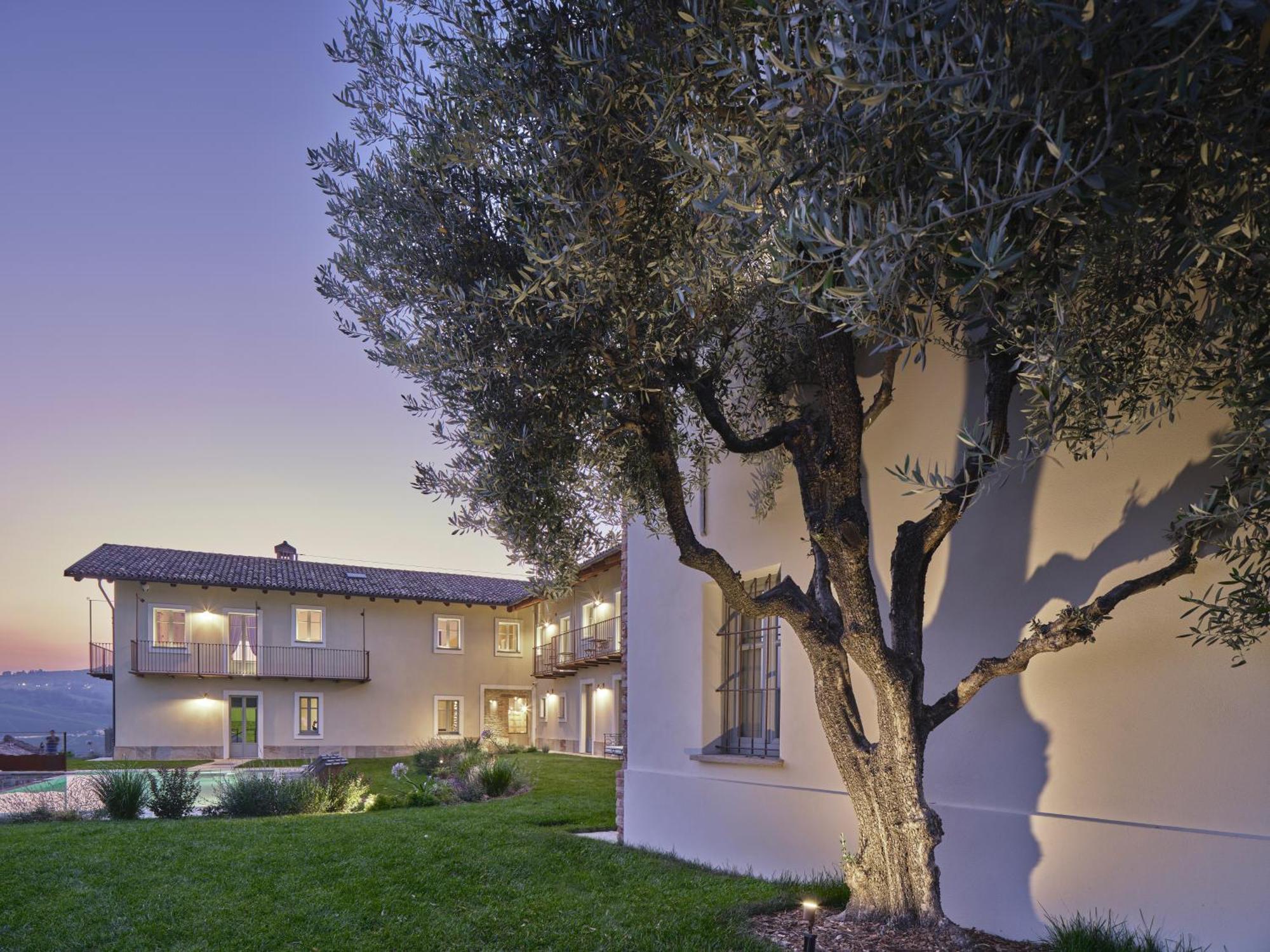 Tenuta Bussia - Wine Relais & Spa Monforte dʼAlba Buitenkant foto